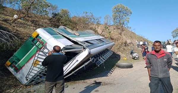 Hrtc बस पलटी, एक महिला की मौत, बाकी यात्री जख़्मी