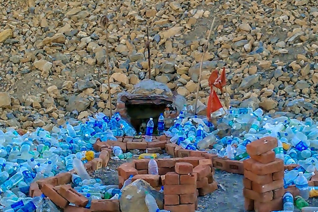 यहाँ हर गाड़ी वाले को पिलाना होता है भूत को पानी