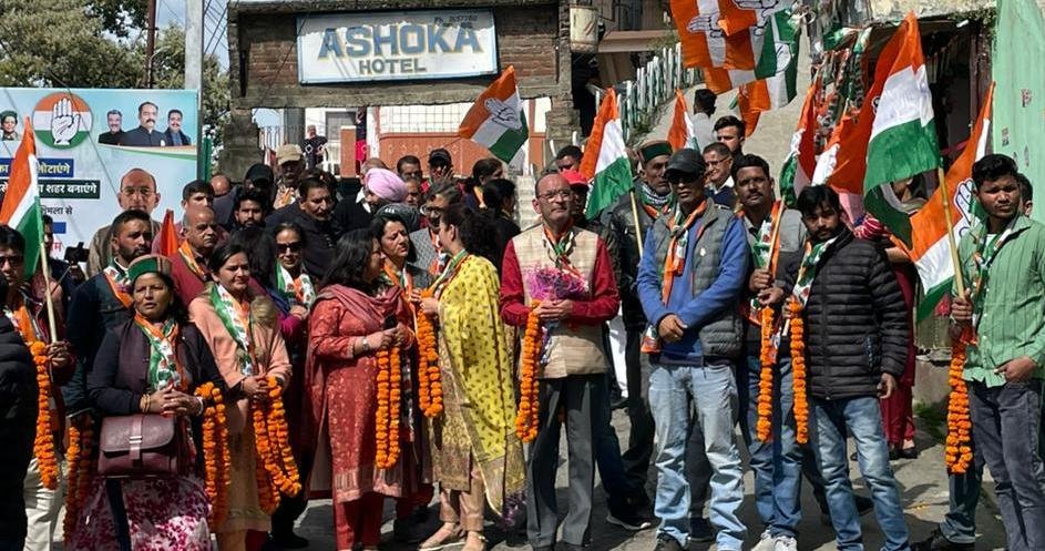 जाखू में पार्टी प्रत्याशी अतुल गौतम के चुनाव कार्यलय का प्रतिभा सिंह ने किया शुभारंभ