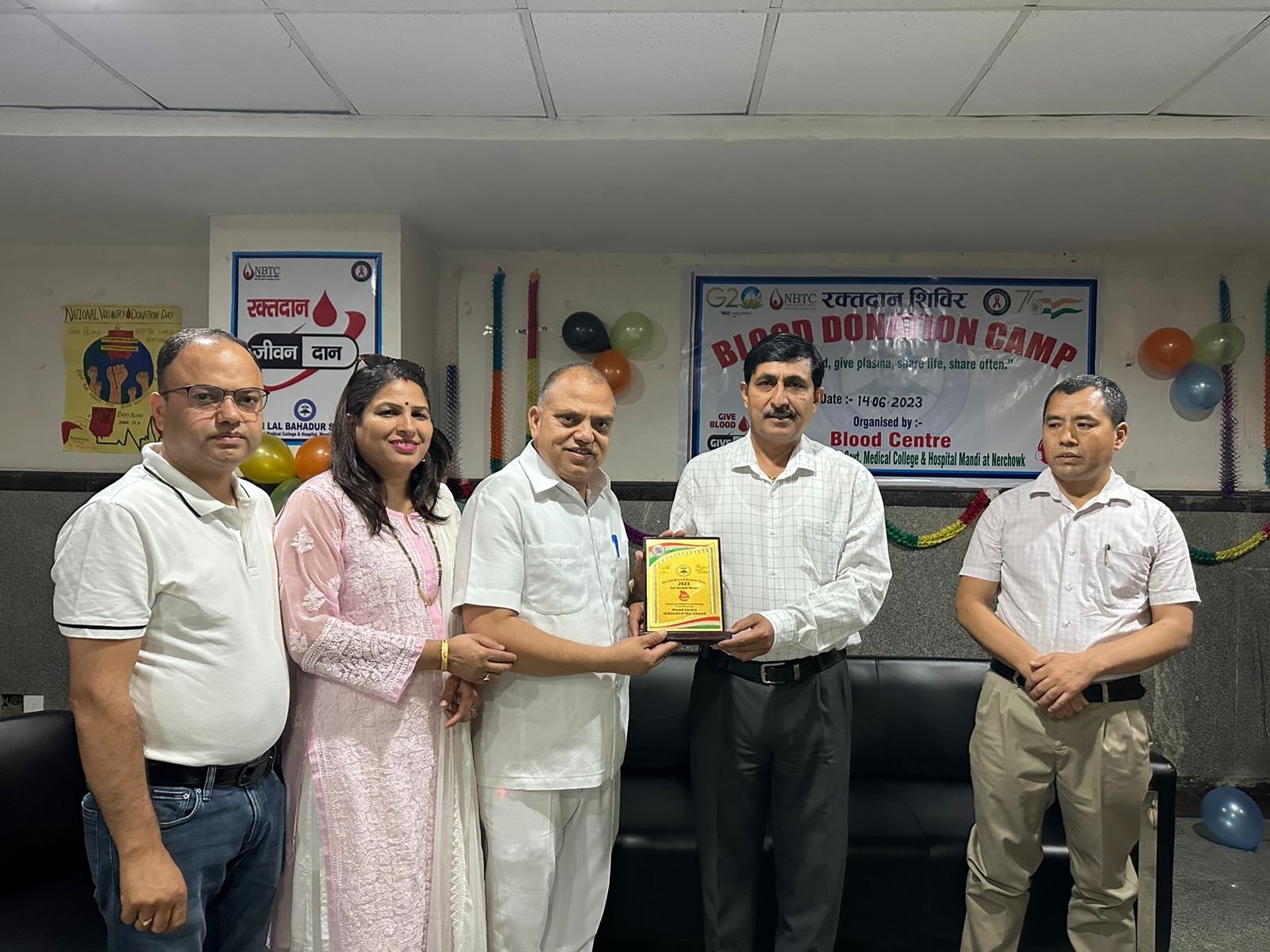 श्री लाल बहादुर शास्त्री मेडिकल कॉलेज नेर चौक मंडी के रक्त केंद्र द्वारा निरंकारी मिशन के जोनल इंचार्ज डॉ आर के अभिलाषी को किया गया सम्मानित
