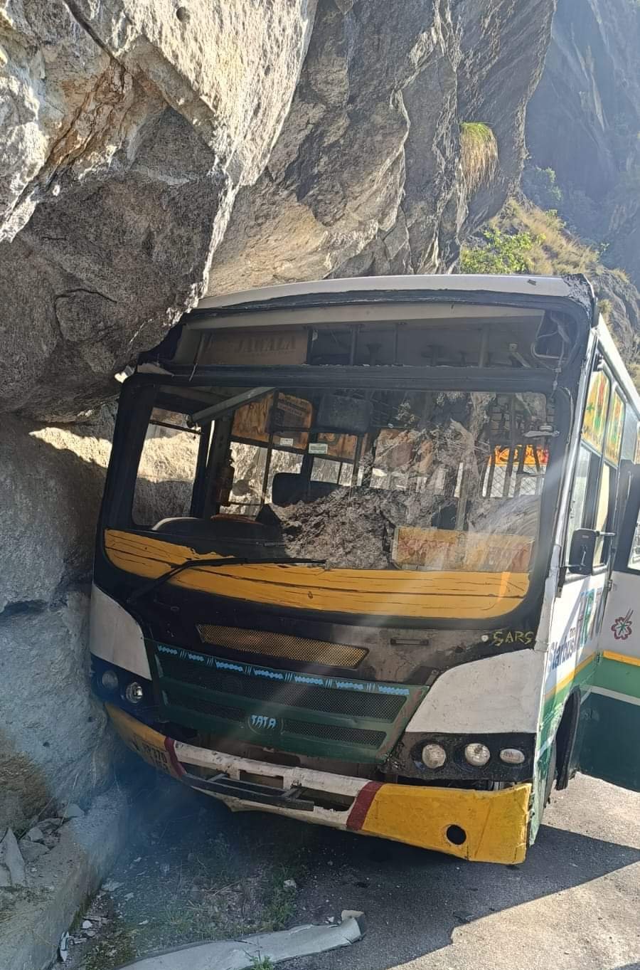 किन्नौर के कम्बा सड़क मार्ग पर HRTC की बस ढांक से टकराई
