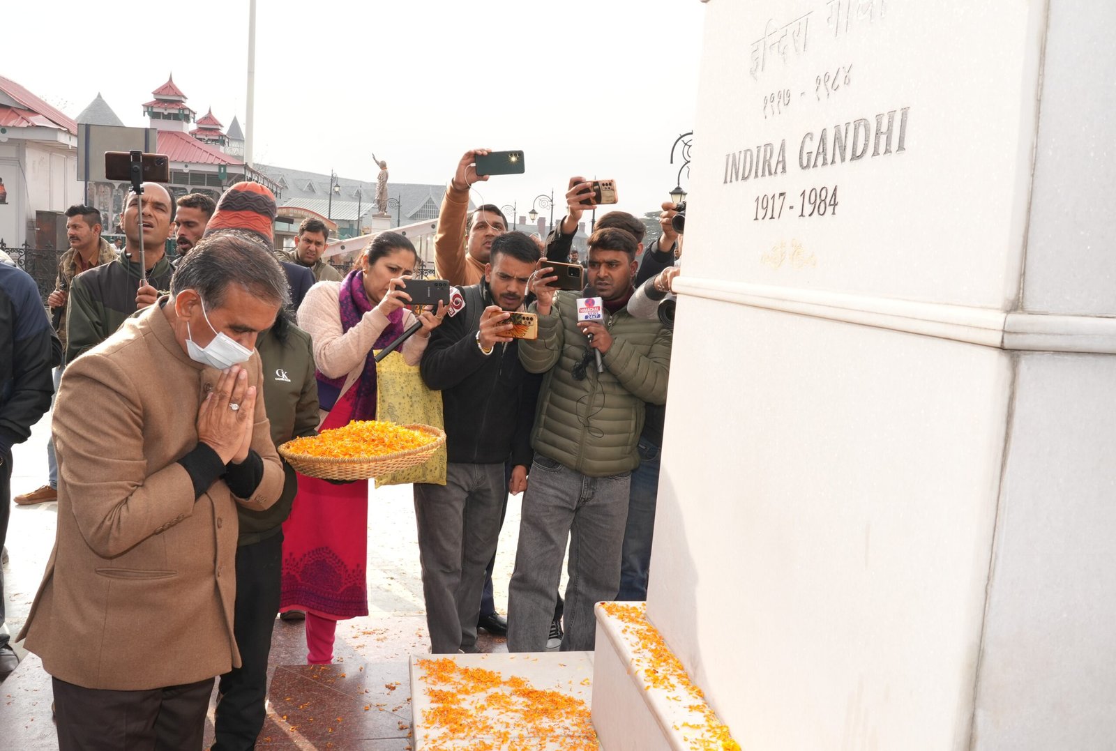 CM pays floral tribute to former PM Indira Gandhi on her birth anniversary