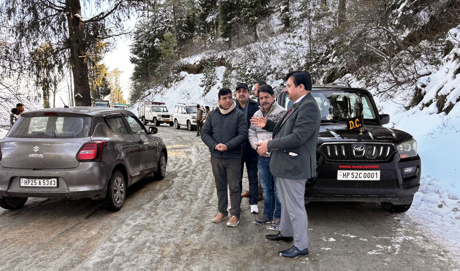 उपायुक्त ने कुफरी-फागु सड़क का निरिक्षण कर सुगम यातायात करवाया सुनिश्चित