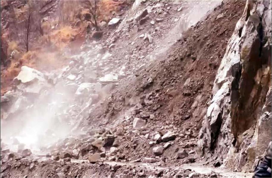 किन्नौर के निगुलसरी में भूस्खलन से NH-5 अवरुद्ध