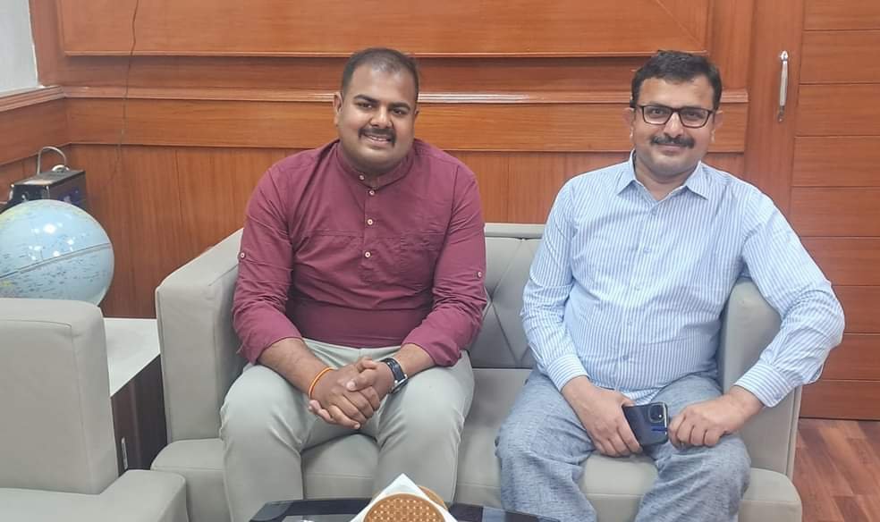 एडवोकेट तनुज गोयल ने वरिष्ठ आईएएस अधिकारी मणि राम शर्मा से शिष्टाचार भेंट करी