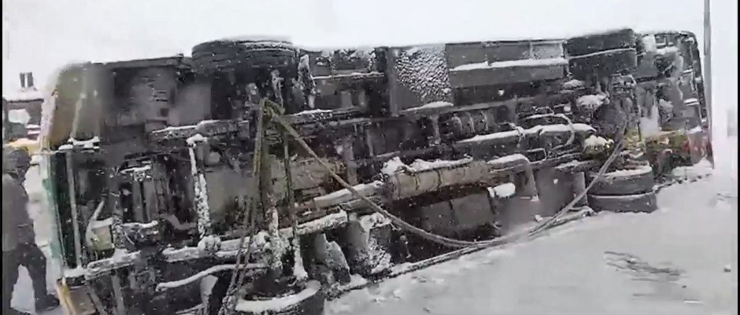 किन्नौर में एचआरटीसी की बस पलटी,ड्राइवर कंडक्टर समेत 12 यात्री घायल