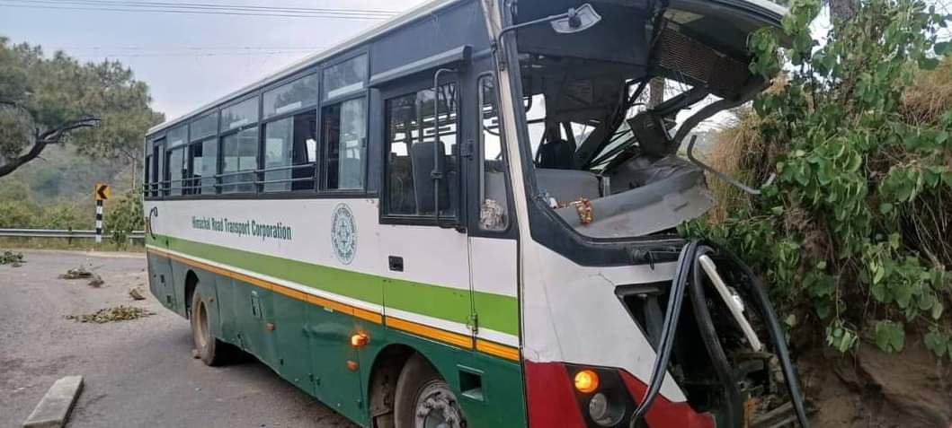 हमीरपुर से वृंदावन जाने वाली HRTC बस पहाड़ी से टक्कराई, 34 लोग घायल