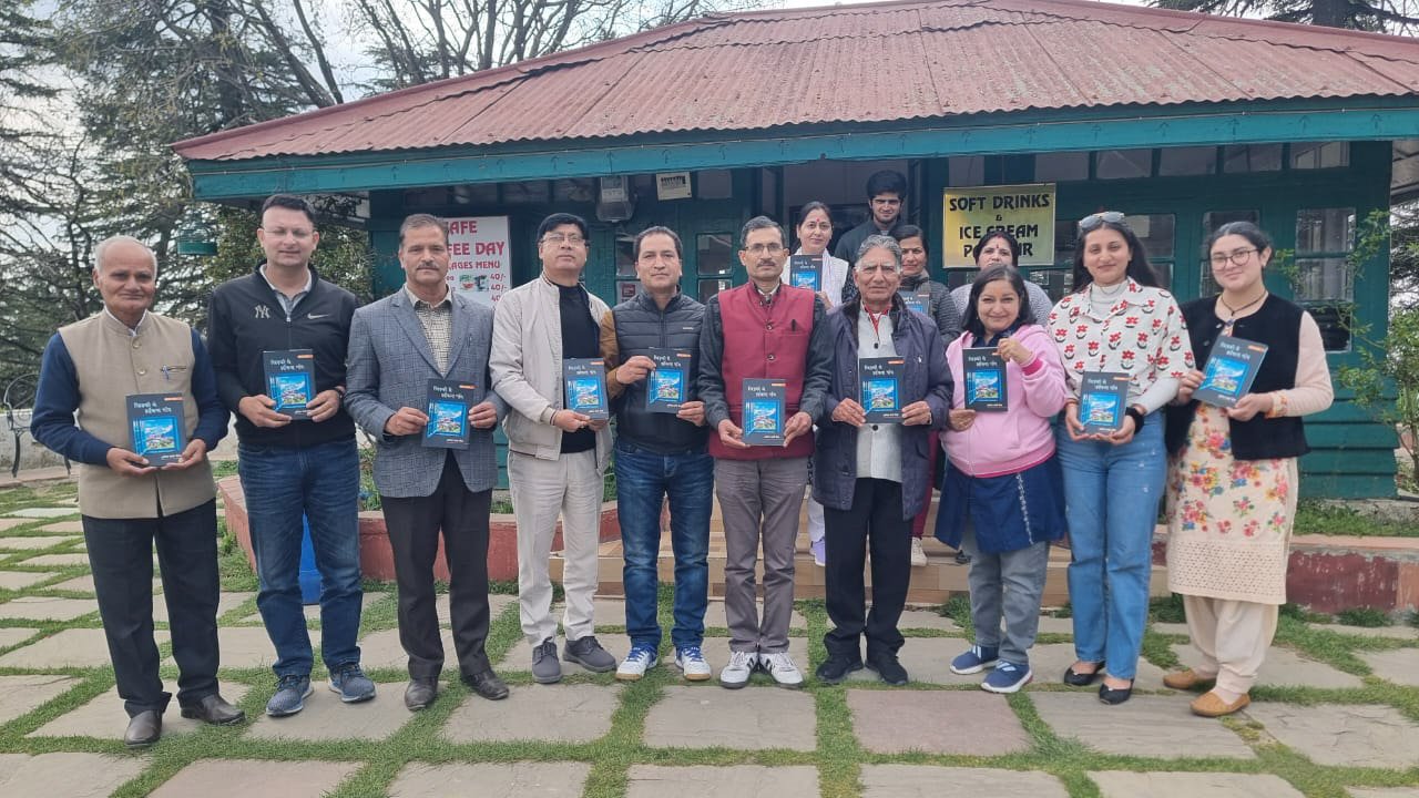हिमालय मंच की कुफरी ललित कैफे में साहित्यिक गोष्ठी और चिड़ियाघर का भ्रमण