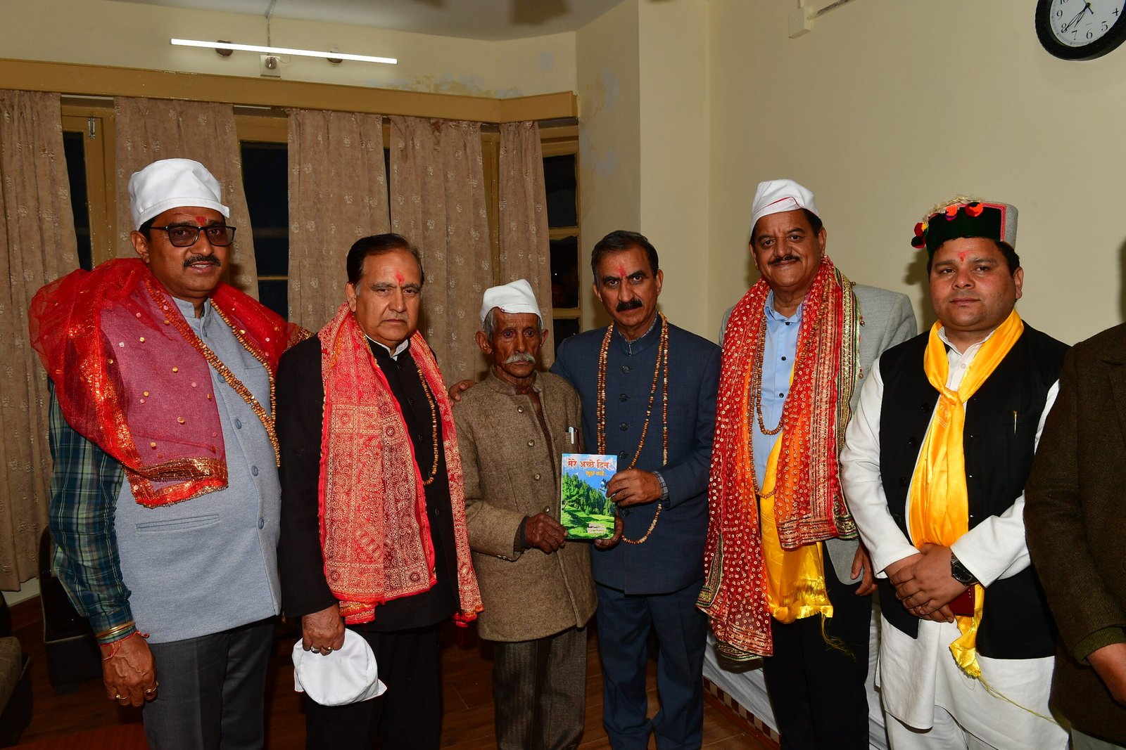 CM releases book of 90 year old social worker Hari Singh Rana Breaking ...