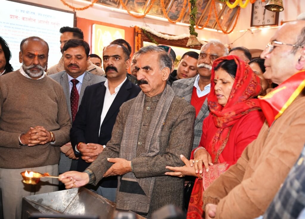 CM offers prayers at Jakhu Temple on Dussehra