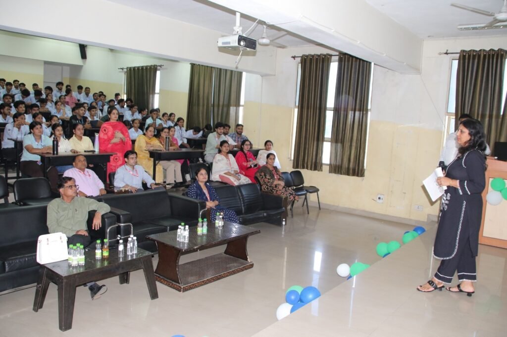 IEC University Holds Lecture on Dental Health